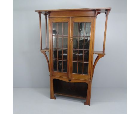 An Arts & Crafts / Art Nouveau display bookcase cabinet in the manner of Liberty & Co. 140x192x36cm.3 adjustable shelves, com