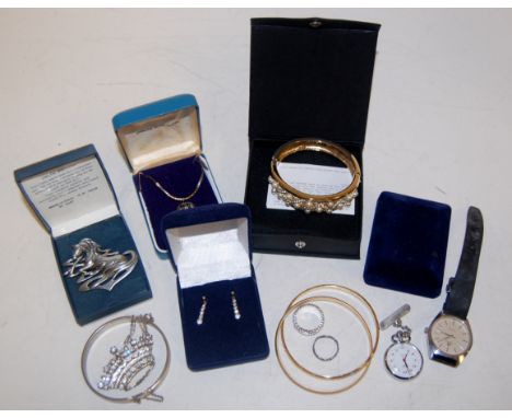 Mixed lot of costume jewellery to include; hinged bangle, gold plated necklace, gold plated bangles, paste set brooches etc 