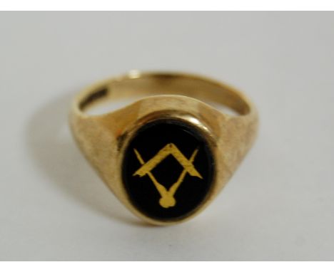 A gentleman's 9ct gold masonic signet ring, 5.2g