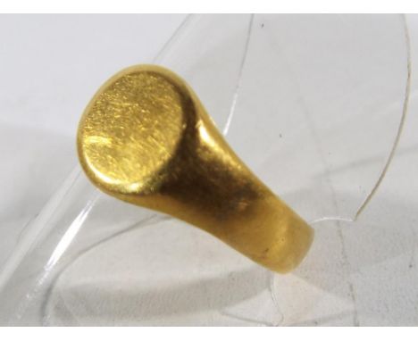 A gentleman's hallmarked 22 carat yellow gold ring, approx 4.6 gm, size N + 1/2 - Est £70 - £90