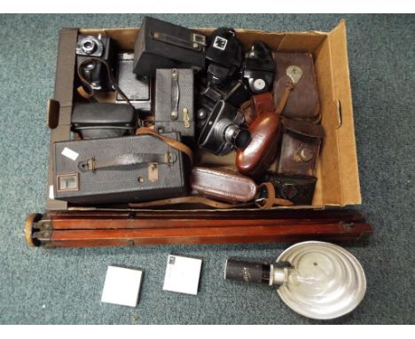 Photography - A good lot to include fourteen vintage cameras comprising an Ensign Ful-Vue, a Kodak Brownie Junior No 2, a Ben