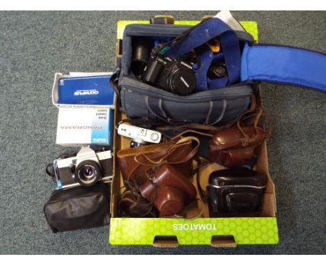 Photography - a good lot to include a quantity of vintage cameras comprising Olympus, Chinon, Praktica, Bencini, Halina and s