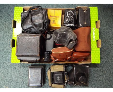 Photography - A good lot comprising approximately sixteen vintage cameras to include an Agifold folding camera, a Zorki-4, Fi