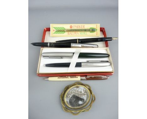 A QUANTITY OF MAINLY PARKER PENS including a black slim-fold with 14ct nib and a boxed ballpoint and fountain pen set along w