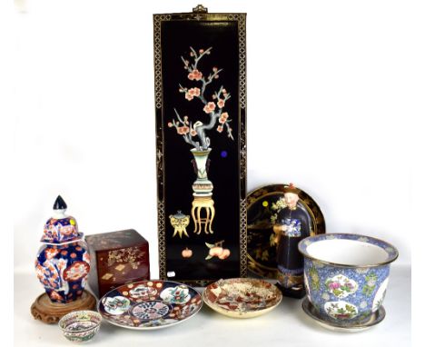A mixed lot of 20th century Oriental items including a lacquered tray with chinoiserie decoration, Imari temple jar and cover