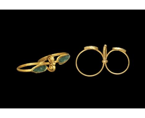 1st-2nd century AD. A finger ring comprising two D-section gold hoops joined by a collar with scrolled palmette between; each