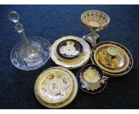 A lot to include a selection of hand painted cabinet plates, mostly having floral designs including Minton, Paragon etc, Cont