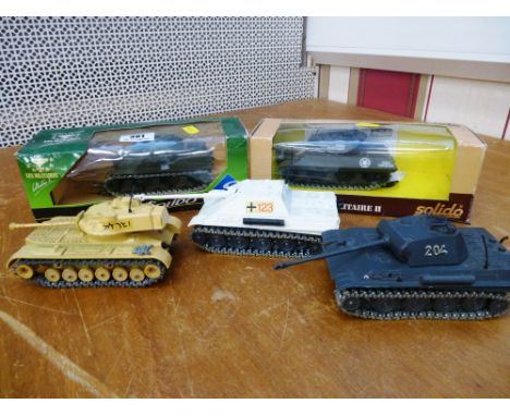 2 BOXED AND 3 LOOSE SOLIDO TANKS
