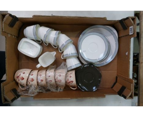 A mixed collection of items to include Carltonware embossed teacups in the Australian pattern together with Royal Doulton Etu