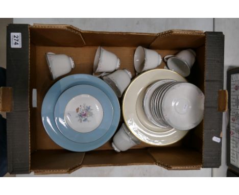 A mixed collection of Royal Doulton items including Heather pattern dinner plates, Sophistication pattern cups and saucers, s