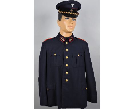 Deutsche Reichsbahn Uniform, um 1940für Beamte der Besoldungsgruppe 11. Dunkel Blaue Dienstjacke und Schirmmütze. Jacke mit K