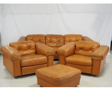 Designer Vintage Sitzgarnitur 1970erCouchgarnitur mit Sofa und 2 großen Sesseln. Gepolstert, braunes Leder. Leder intakt, mit