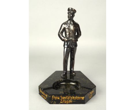 Weimarer Republik 1931, Aschenbecher mit Sanitäter FigurMarmor Aschenbecher mit goldener Widmungsinschrift "Gewidmet von der 