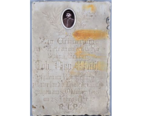 1. WK Soldaten Grabplatte Naturstein, 1915Grabplatte eines Soldatengrabes, 1. Weltkrieg. Weißer Naturstein wohl Alabaster ode