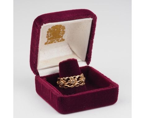 Ewigkeitsring aus walisischem Gold, mit kl. BrillantenEntwurf Stuart Devlin. 14k Goldring mit floralem Motiv, innen mehrfach 