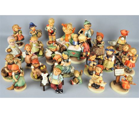 Großes Konvolut Hummelfiguren, Goebel, 24 St.24 unterschiedliche Figuren, vier davon anderer Hersteller z. B. Friedel. Porzel