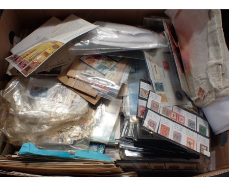 A COLLECTION OF LOOSE STAMPS AND FIRST DAY COVERS 