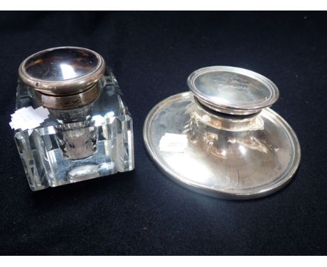 A SILVER CAPSTAN SHAPED INKWELL WITH 1942 HOME GUARD INSCRIPTION Birmingham 1937, inscribed From Marks Tey Home Guard Septemb