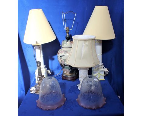 A PAIR OF 1980s CERAMIC TABLE LAMPS, AND OTHER LAMPS including an alabaster table lamp, a brass table lamp, a oriental decora