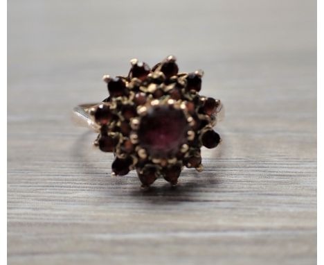 A VICTORIAN GOLD RING set with garnets