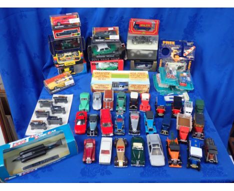 A COLLECTION OF BOXED VEHICLES, VARIOUS MAKERS with a collection of unboxed model cars and trucks