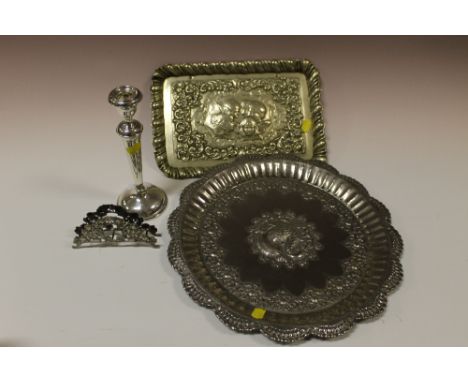 A COLLECTION OF HALLMARKED SILVER + PLATED WARE TO INCLUDE A HALLMARKED SILVER CANDLESTICK