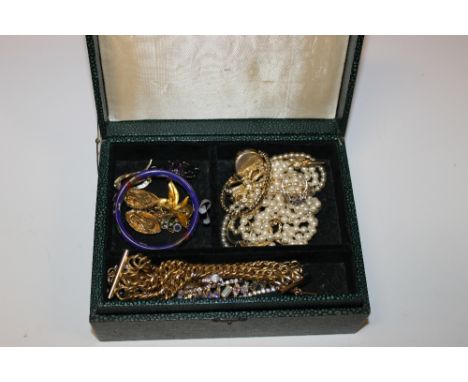 A VINTAGE JEWELLERY BOX AND CONTENTS, comprising a selection of modern and vintage costume jewellery, to include brooches, ri