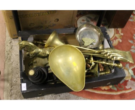A TRAY OF BRASSWARE TO INCLUDE SCALES AND WEIGHTS