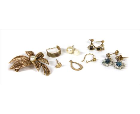 A 9ct gold floral spray brooch, set to the centre with a cultured pearl, London 1964, together with a quantity of 9ct gold ea