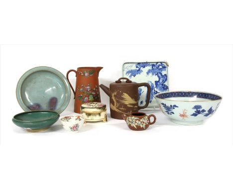 A small mixed lot of predominantly Chinese ceramics, to include a square tray, painted in underglaze blue, with figures benea
