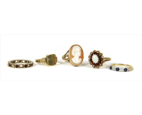 A quantity of 9ct gold jewellery, to include a sapphire and diamond ring, Birmingham 2005, finger size K, a signet ring, Ches