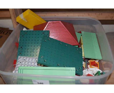 A quantity of Bayko construction parts