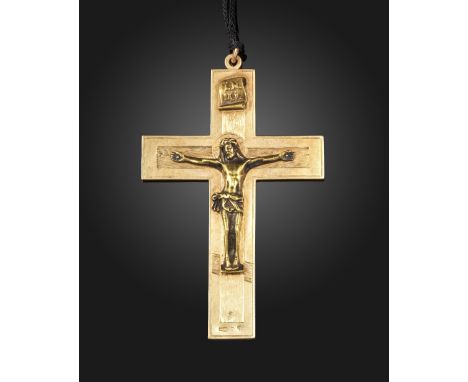 A Russian gold cruciform pendant, the model of Christ realistically formed, the cross decorated with wood pattern and halo, w