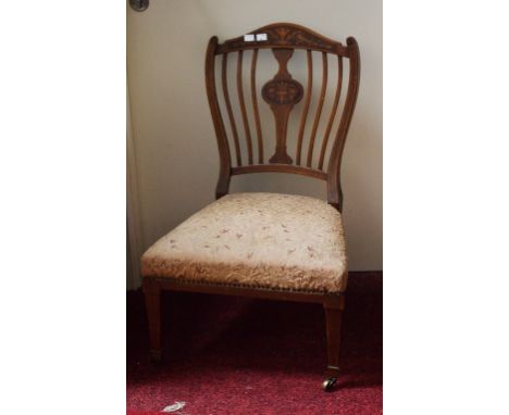 AN EDWARDIAN WALNUT OCCASIONAL SIDE OR NURSING CHAIR, with pink button backand padded seat. Raised on front turned legs. Toge