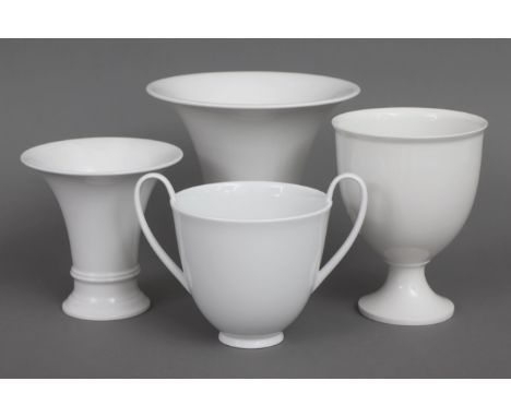 4-tlg., Entwurf T. PETRI, K.-F. SCHINKEL, Modell ¨Urbino¨, ¨Trompetenform¨ und Vase in Becherform, Weißporzellan, Zeptermarke