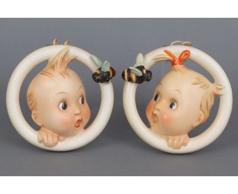 um 1950, Modell 30/0 A und B, je ein erschrecktes Kindergesicht mit Hummel in kreisförmiger Einfassung, D ca. 13cm, verso sig