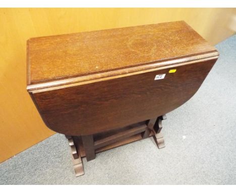 A good quality drop leaf gate leg table, approx 67cm x 60cm x 25cm, extended to 81cm  Est £20 - £40