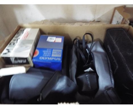 A quantity of vintage and modern cameras