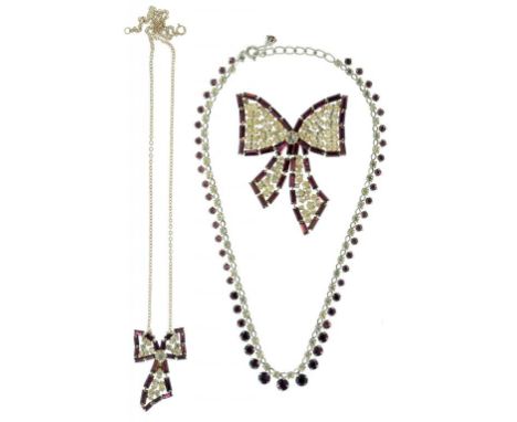 VINTAGE COSTUME JEWELLERY. A WHITE AND PURPLE PASTE SUITE OF BOW BROOCH-PENDANT AND NECKLACE, SECOND QUARTER 20TH CENTURY 