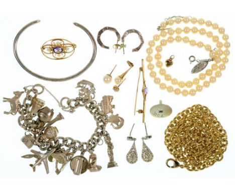 AN AMETHYST AND CULTURED PEARL OPENWORK OVAL BROOCH IN 9CT GOLD, AN AMETHYST SET 9CT GOLD BAR BROOCH, A SILVER CHARM BRACELET