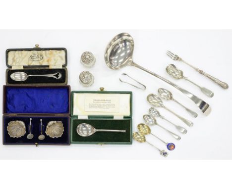 A PAIR OF EDWARD VII CUT GLASS TRINKET POTS WITH EMBOSSED SILVER COVER, 3.5CM H, BIRMINGHAM 1901, A SILVER REPLICA OF THE LEI