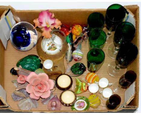 A MALACHITE TORTOISE PAPERWEIGHT, 11CM L AND MISCELLANEOUS DECORATIVE ORNAMENTAL MINIATURE CERAMICS AND GLASSWARE, TO INCLUDE