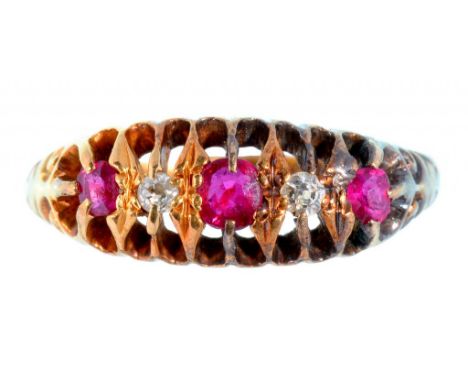 A RUBY AND DIAMOND FIVE STONE RING IN 18CT GOLD, BIRMINGHAM 1915, 3G