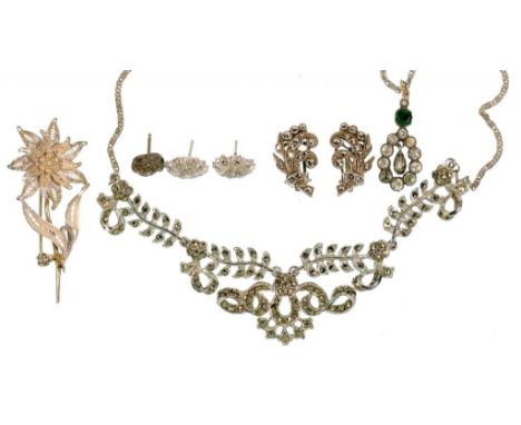 A SMALL QUANTITY OF VINTAGE MARCASITE AND OTHER SILVER JEWELLERY, ETC 