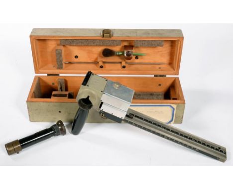 A CARL ZEISS TELETOP RANGEFINDER, SERIAL NUMBER 45820, WITH TELESCOPE, EBONISED HANDLE AND A BRUSH, IN FITTED LIGHT GREY PAIN