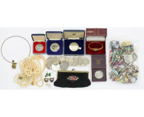 MISCELLANEOUS VINTAGE COSTUME JEWELLERY AND WRISTWATCHES, QEII CUPRO-NICKEL COMMEMORATIVE CROWNS AND A COMMEMORATIVE SILVER M