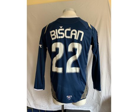 Dinamo Zagreb  2008 - 2009 Match Worn Football Shirt: Home long sleeve number 22 with Champions League badging to arms. Worn 