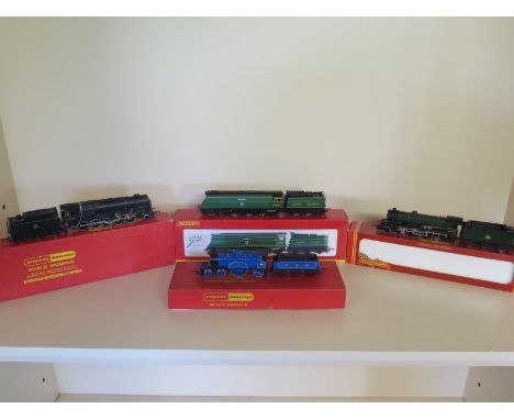 Hornby B.R. Class B17 4-6-0 - Leeds United - Locomotive, Hornby B.R. 4-6-2 Battle of Britian Class 34081 '92 Squadron Locomot
