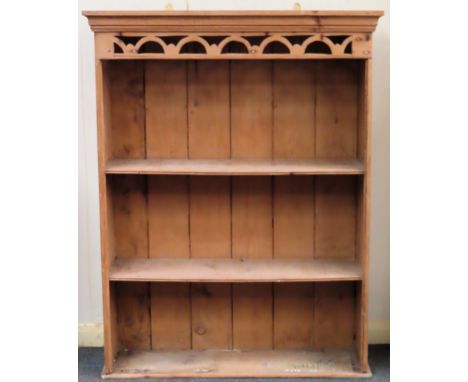 Vintage pine open bookshelves. Approx. 119cm H x 92cm W x 28cm D

Reasonable used condition, scuffs and scratches 