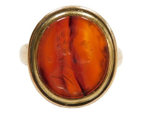 A gentleman's carnelian intaglio signet ring, bust portrait of a man, in a yellow metal mount, size V, 8.9g.